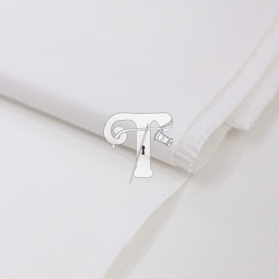 tecido branco dobrado sobre superfície branca