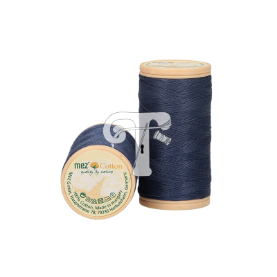 Duas bobinas de linha de costura azul escura com tampas bege, uma com etiqueta visível da marca mez Cotton