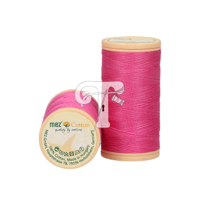 Dois carretéis de fio de algodão cor-de-rosa da marca mez Cotton sobre fundo branco