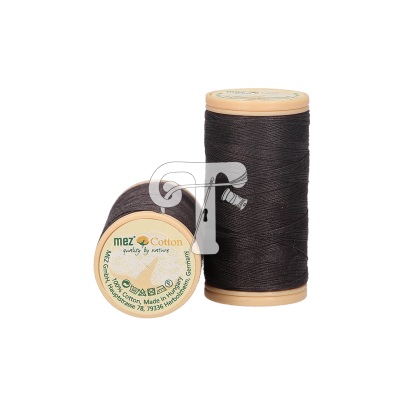 Dois carretéis de linha de costura preta com etiquetas da marca mez Cotton