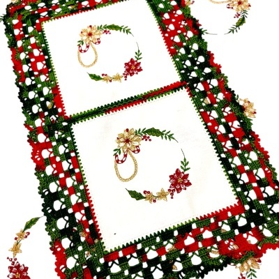 Toalhas bordadas com motivos florais vermelhos e verdes e bordas em crochê nas cores verde, vermelho e branco