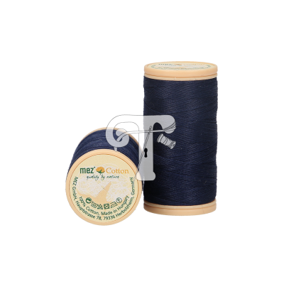 Dois carretéis de linha azul escura com rótulos MEZ Cotton em fundo branco