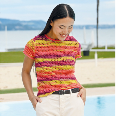 Camisola de malha multicolor à risca perto de uma piscina