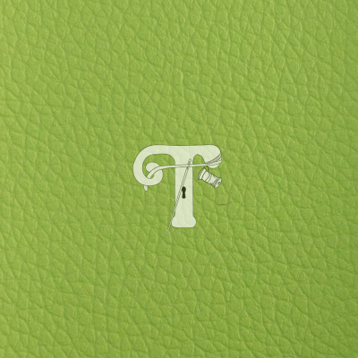 Superfície verde simil-pele com logótipo branco das letras T e F