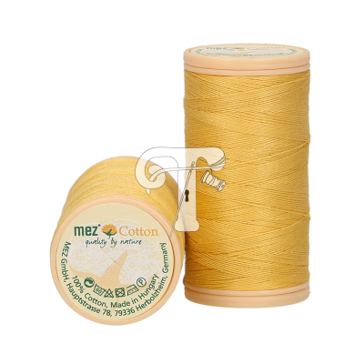 Duas bobinas de linha de costura amarelas da marca mez Cotton com rótulos redondos