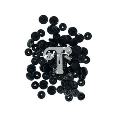 Botões de pressão pretos de plástico brilhantes sobre fundo branco.