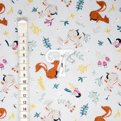 Tecido infantil com desenhos de elefantes, esquilos e pássaros coloridos sobre fundo branco