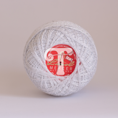 Bola de linha branca de algodão mercerizado com etiqueta vermelha central