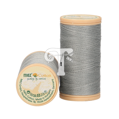 Dois carretéis de linha de algodão cinza claro com rótulo e tampa bege