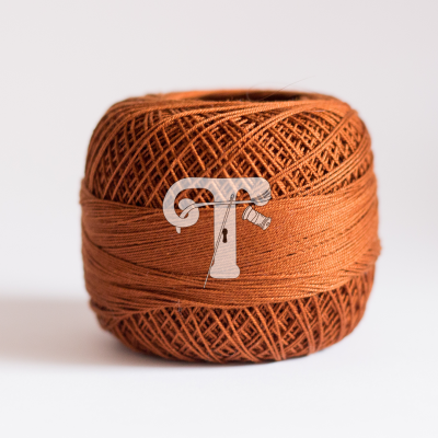 Rolo de linha castanha com textura de fio entrelaçado