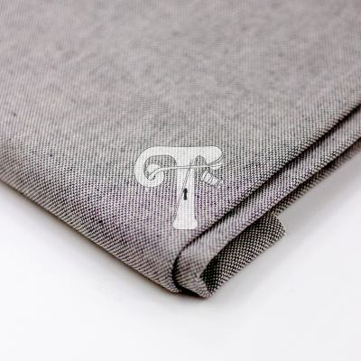 Tecido cinza claro dobrado com textura fina e padrão de algodão.