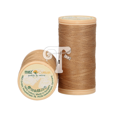 Carretéis de linha bege de algodão com etiqueta visível