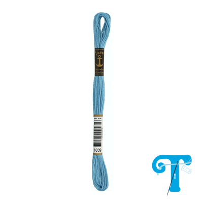 Skein de linha azul claro para bordar com etiquetas Anchor e número 1039