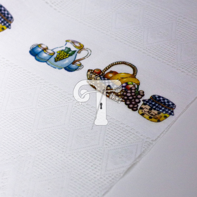 Toalha branca com padrão em diamante e bordado colorido de jarros, frutas e frasco de mel