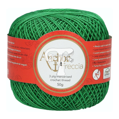 Novelo de linha verde para crochet com etiqueta vermelha da marca Anchor Freccia