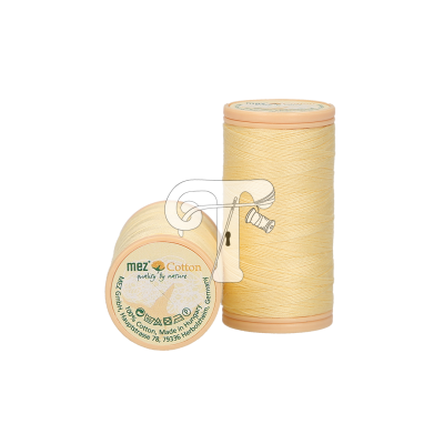 Duas bobinas de linha de costura cor creme com rótulos verdes e laranja