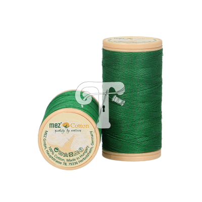 Carretéis com linha de algodão verde, rótulos visíveis, base e topo creme.