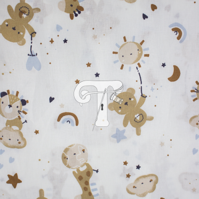 Tecido branco com padrão infantil de ursos, girafas, leões, nuvens e sol em tons bege e azul.