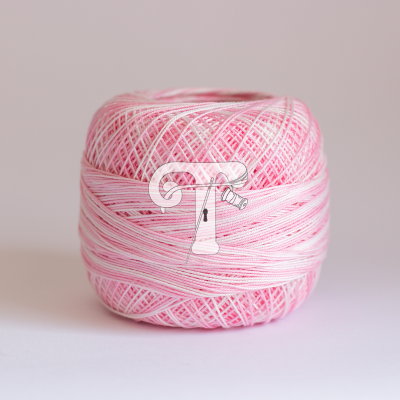 Novelo de linha rosa com diferentes tonalidades sobre superfície branca