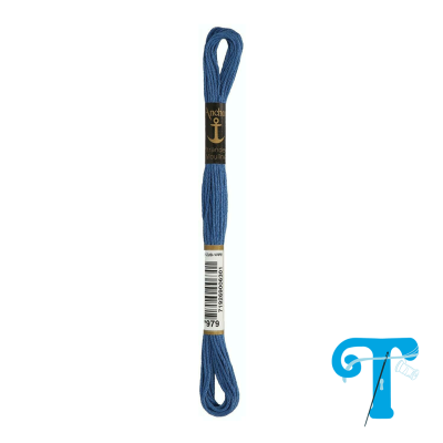 Rola de fio azul para bordado com etiquetas preta e branca, fundo branco