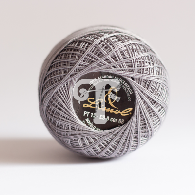 Novelo de linha cinzenta com etiqueta preta