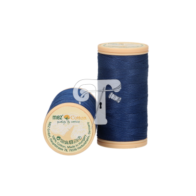 Dois carretéis de linha de algodão azul escuro com rótulos bege