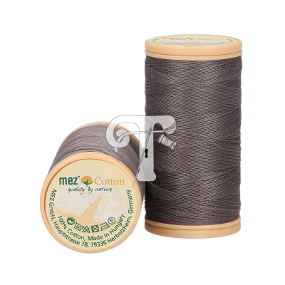 Dois carretéis de linha de algodão cinza escuro com rótulos da marca mez Cotton em fundo branco