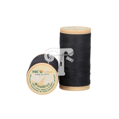 Dois carretéis de linha preta de algodão mez Cotton em fundo branco