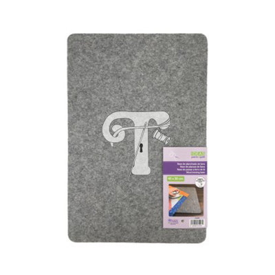 Tapete cinza em feltro com etiqueta lilás e verde de produto