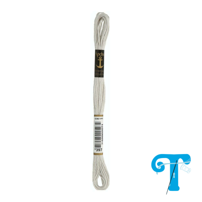 Novelo de linha branca Anchor com etiquetas preta e dourada