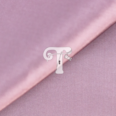 Tecido cor-de-rosa com texturas diferentes e logótipo branco 
