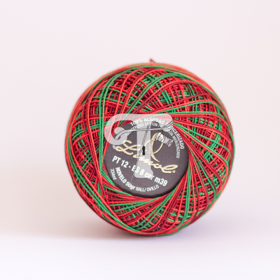 Rolo de linha multicolorido com etiqueta preta sobre fundo branco