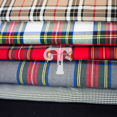 Pilha de tecidos com padrões xadrez e pied-de-poule em várias cores