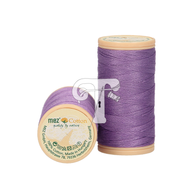 Duas bobinas de linha de algodão roxa com rótulos visíveis