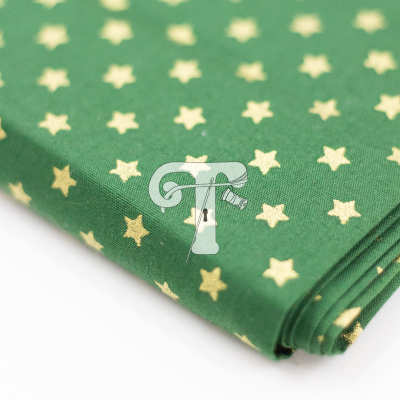 tecido verde com estrelas douradas dobrado