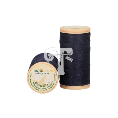 Dois carretéis de linha preta mez Cotton sobre fundo branco