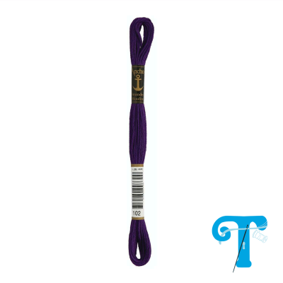 Novelo de linha roxa para bordado com rótulo e código de barras em fundo branco