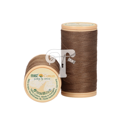 Rolos de linha de algodão castanha mez Cotton com rótulo e fundo branco