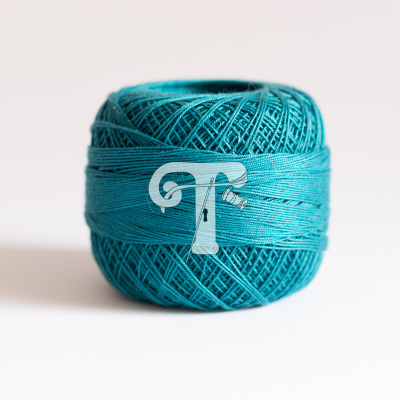 Novelo de linha azul-turquesa sobre fundo branco