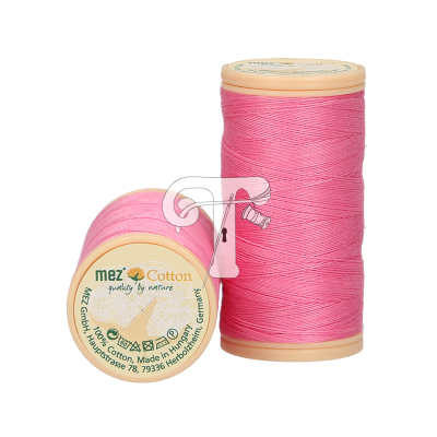 Dois carretéis de linha de algodão cor-de-rosa com etiquetas da marca mez Cotton