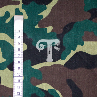 tecido camuflado com fita métrica e logotipo T