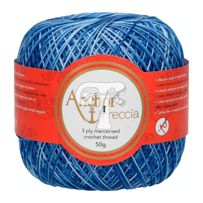 Novelo de linha para croché azul com rótulo vermelho Archfreccia