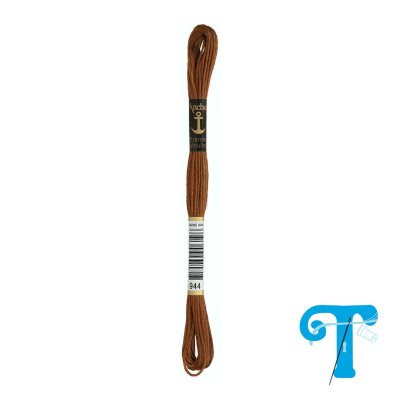 Linha para bordar marrom com rótulos pretos e brancos