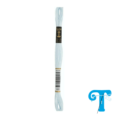 Novelo de fio para bordar branco azulada com etiquetas e código de barras