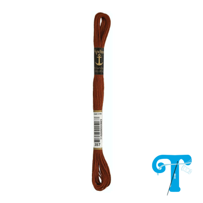 Skein de fio para bordado castanho da marca Anchor com etiquetas preta e branca