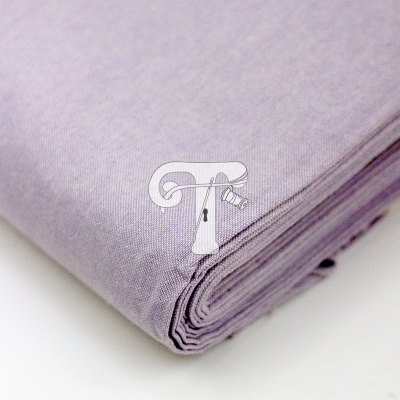 Tecido lilás claro dobrado com textura lisa