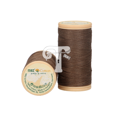 Dois carretéis de linha de costura castanha MEZ Cotton sobre fundo branco