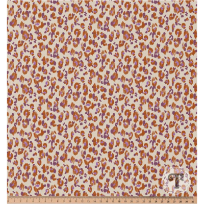 Tecido animal print com manchas roxas e castanhas sobre fundo bege e régua de medição na base