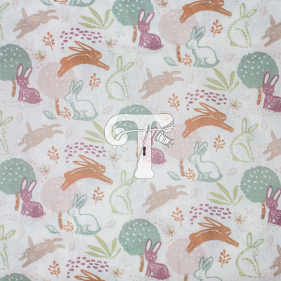 tecido estampado com coelhos em cores pastel e elementos de árvores