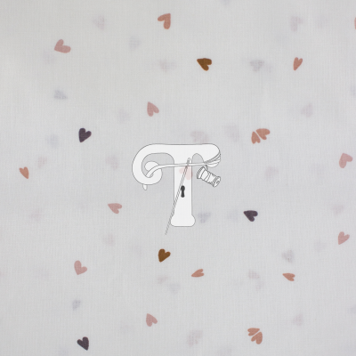 Tecido branco com pequenos corações coloridos dispersos